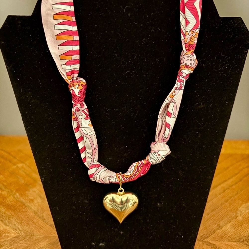 Gemelli Heart Pendant Necklace with Pink Scarf